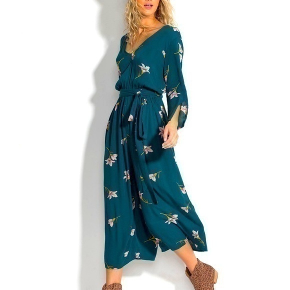 Billabong Jumpsuit twist back v-neck culottes floral teal 3/4 sleeve size S
